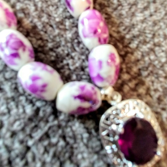 ?? Jewelry - A beautiful purple necklace.